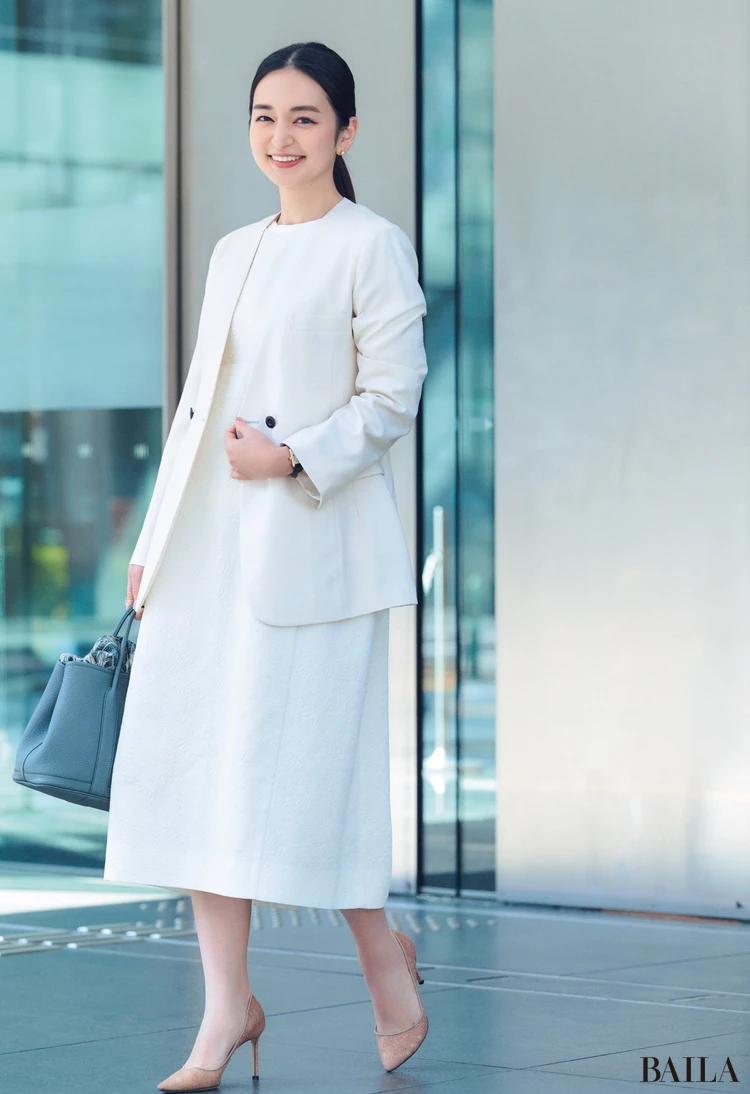 オールホワイトで、親しみやすさと目を引く憧れ感を両立