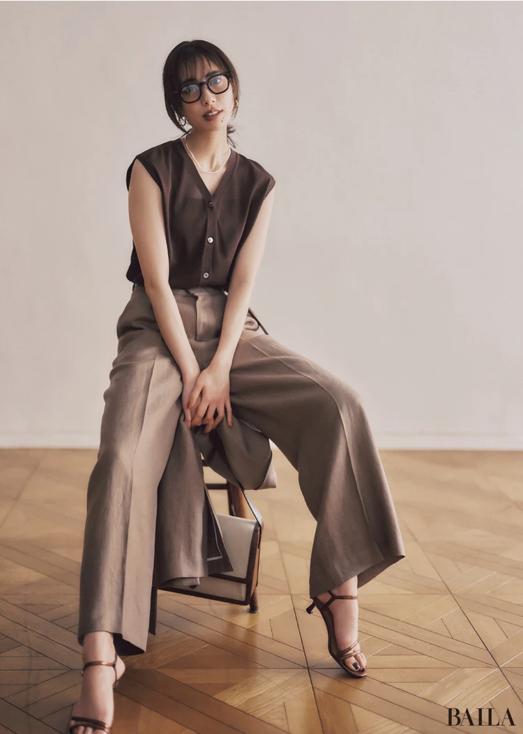 トラッドさの香るニットベストは濃淡配色でキレよく仕上げて