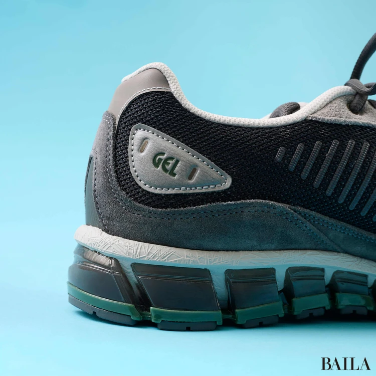 アシックスのスニーカー　スニーカー　GELQUANTMU360