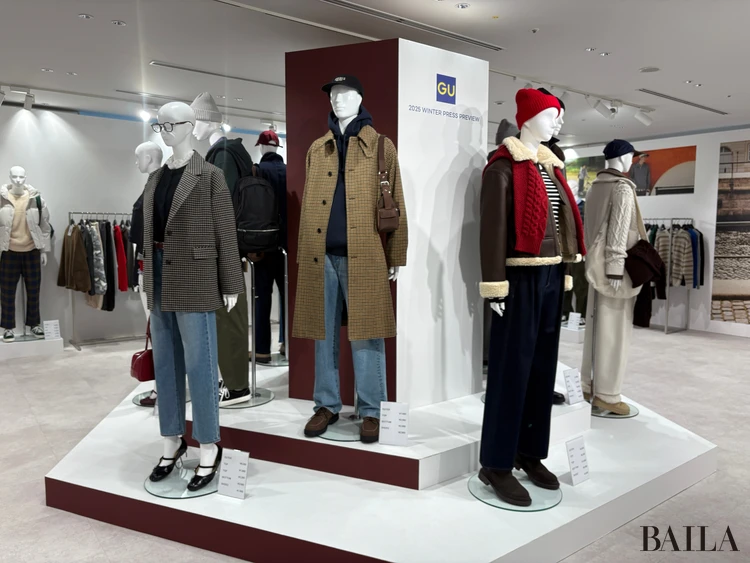 【GU(ジーユー)】2025年秋冬展示会!空港、オフィス、女子会…ニットからアウターまで、各シーンで使えるイマドキアイテムを試着レビューします!