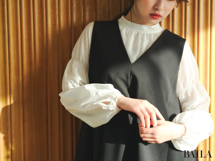 ジレの下は白ブラウス