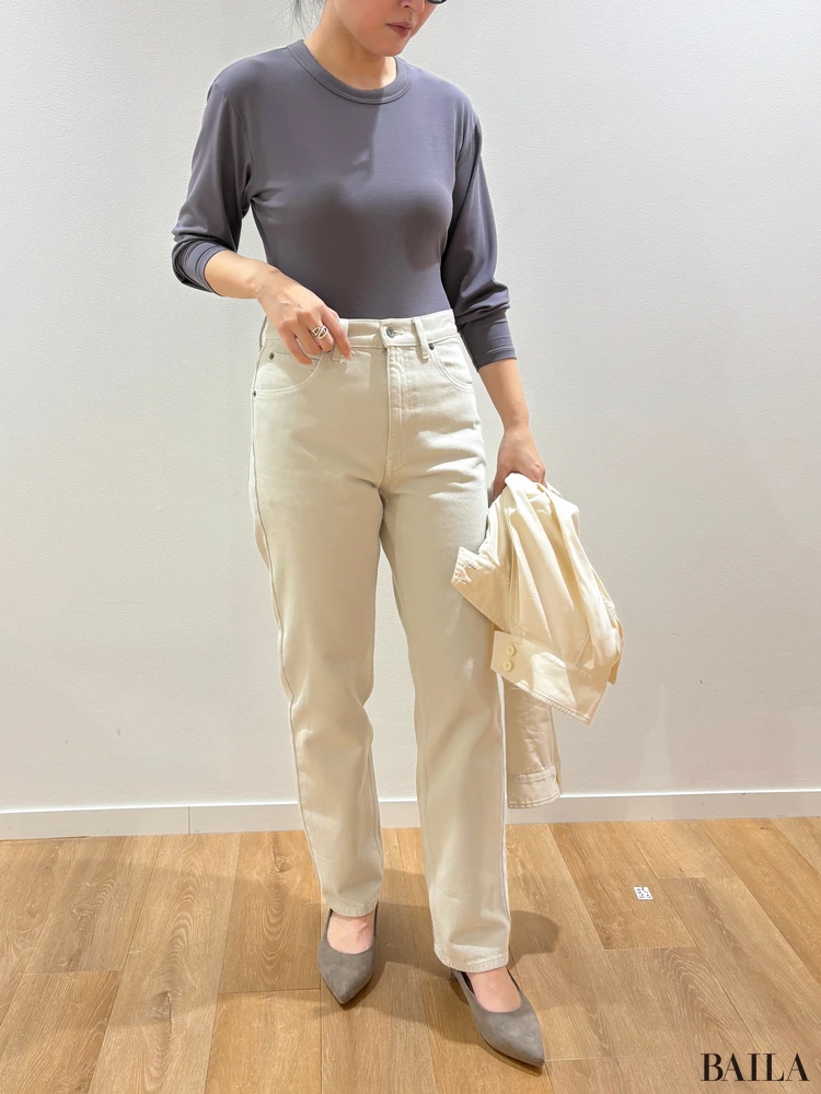 エアリズムボディスーツ￥2990・ハイライズレギュラージーンズ￥4990・コットンブレンドショートブルゾン￥5990／Uniqlo U（ユニクロ）