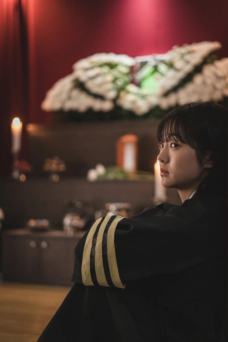 殺し屋たちの店:叔父の葬儀の会場でたたずむジアン