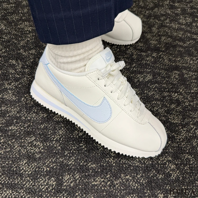 NIKE NIKE CORTEZ 履いた様子