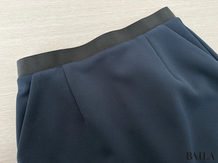 デザイン：縦ラインを強調する、ラクなのに計算されたタイトシルエット