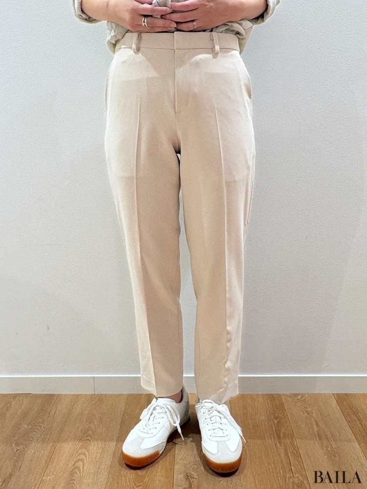 プレミアムリネンシャツ ￥3990・スマートアンクルパンツ ￥3990／ユニクロ
