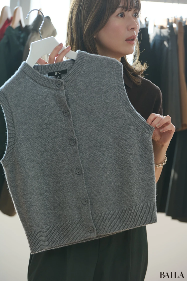 ユニクロシー「カシミヤクルーネックショートベスト」の寄り