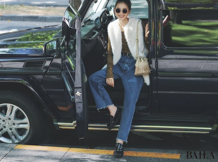 華やぎジレとデニムの軽快さをボリュームローファーでモードに更新