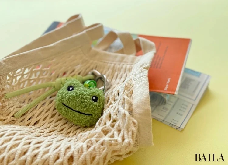 バッグの中の癒しはカエルのキーホルダー