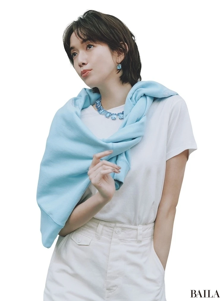 佐藤栞里　ブルー小物