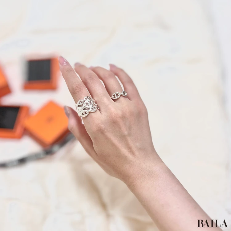 バイラーズ「手もとアクセ」アイデア5選！ ステディブランドからハイブランドまで シンプル派におすすめしたいアイディアがいっぱい_8