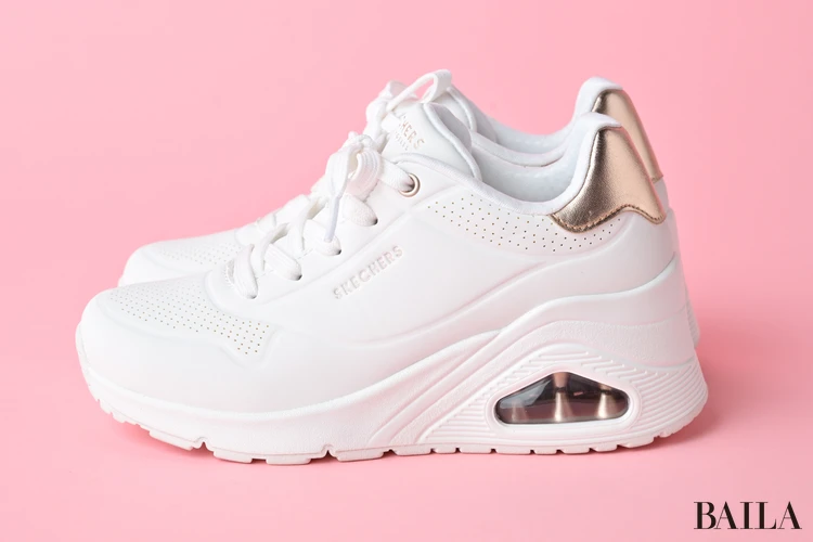 スケッチャーズ ウノ ウェッジ - ハイ ステップス サイドから見た様子