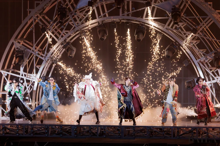 派手な演出で登場するSixTONES