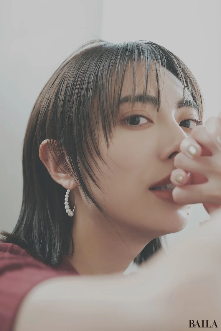 クールな装いにフェミニンな変化球があえてマッチ