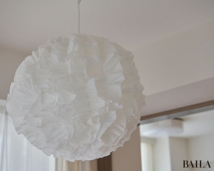 ベッドルームの照明は「イケア」で購入したペンダントライト。空間に上品な華やかさを演出。