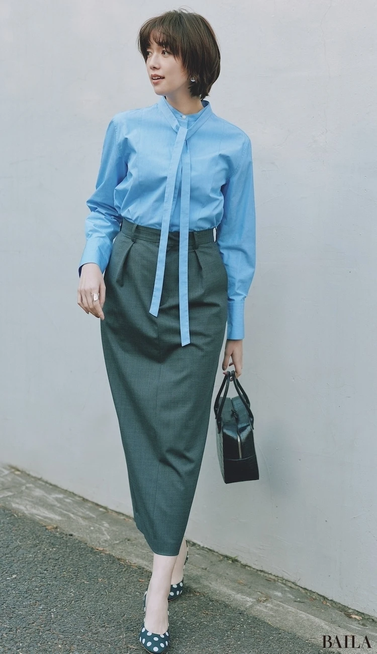 オフィス仕様のワンツーコーデもフレッシュな色とリボンで更新して