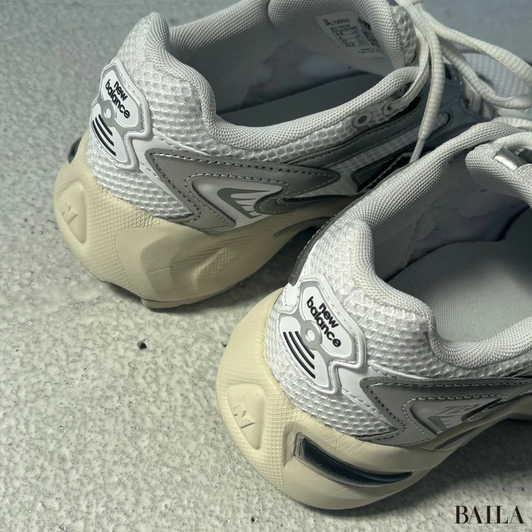 ニューバランスの白スニーカー かかと部分の寄り