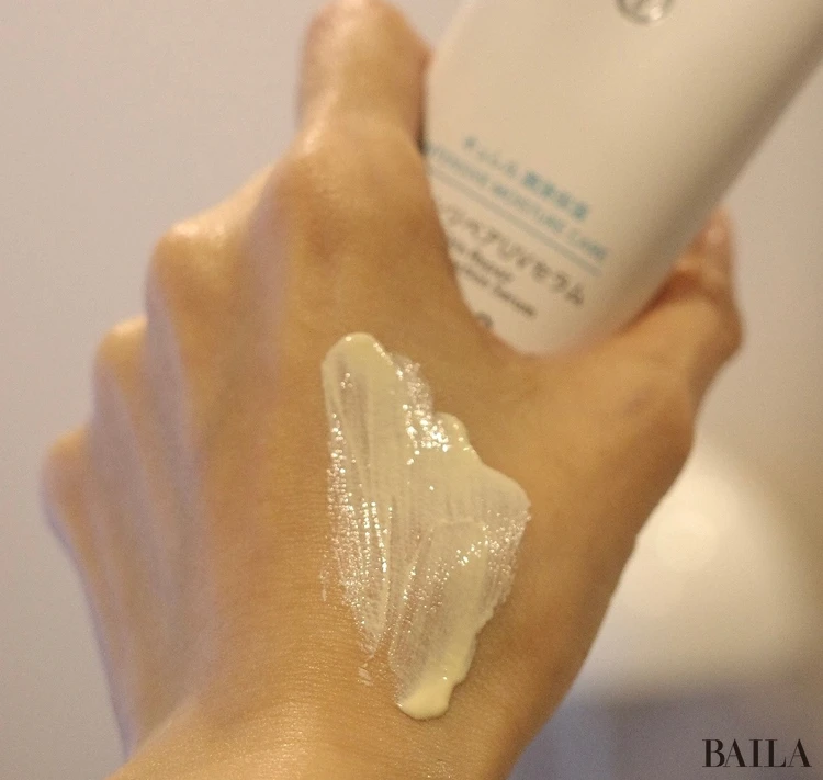 キュレル 潤浸保湿 スキンリペアUVセラムを手の甲に伸ばした写真