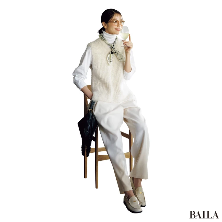 オールホワイトコーデは、小粋な小物で個性を【BAILA今日のコーデ】