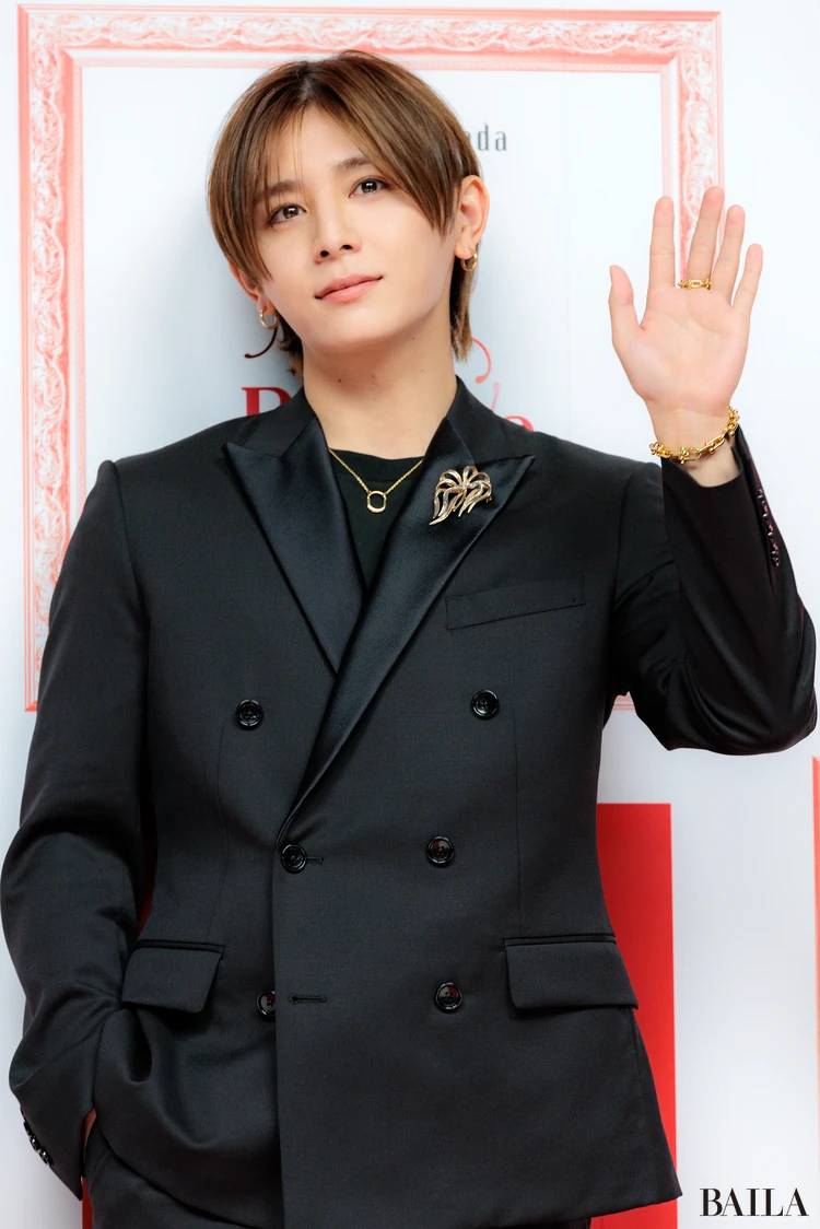 手を振る山田涼介さん。シックな黒のスーツにゴールドのジュエリーをまとって。