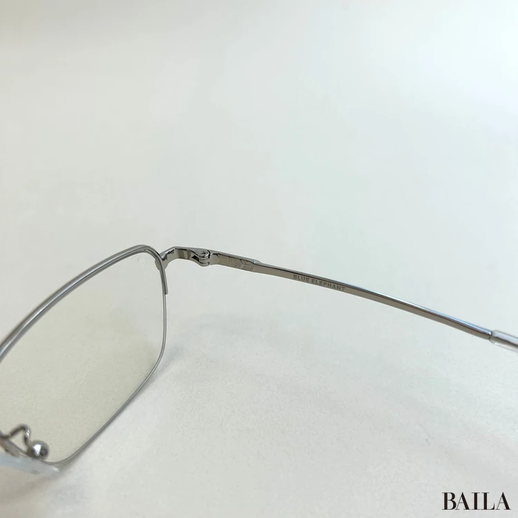 「BLUE ELEPHANT（ブルーエレファント）」のメガネ