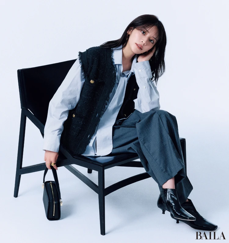 気温20度の【お出かけコーデ】貴島明日香　ジレ＋ボウタイシャツコーデ