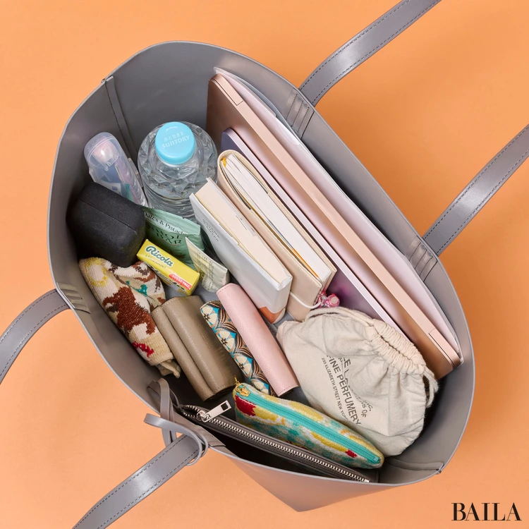 プラステ ポーチ付きトートバッグ 収納力 通勤グッズをバッグに入れた様子