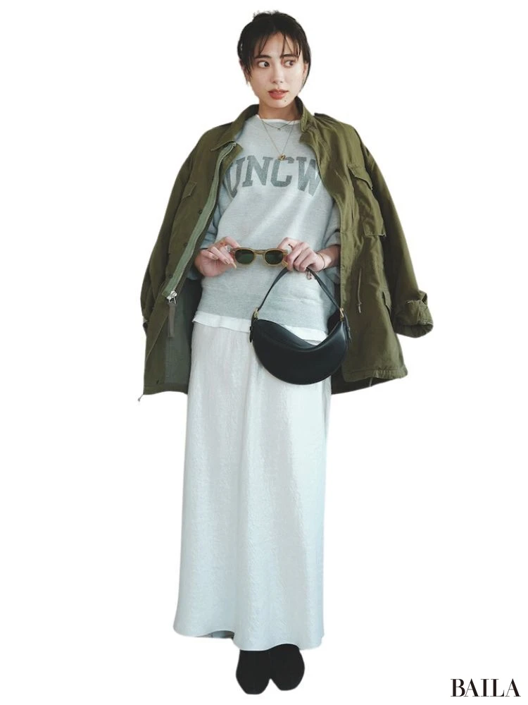 スウェット×ハートモチーフジュエリー