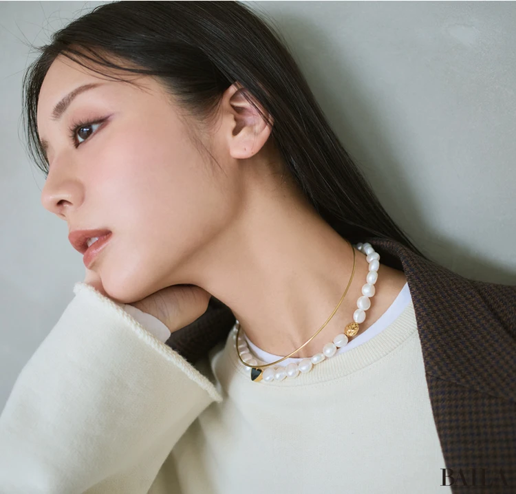 大人なカジュアルにあえての遊びネックレスが映える