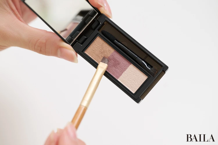 『セルヴォーク』のアイブロウパウダー「インディケイト アイブロウパウダー 08」の上と中央の色を混ぜる