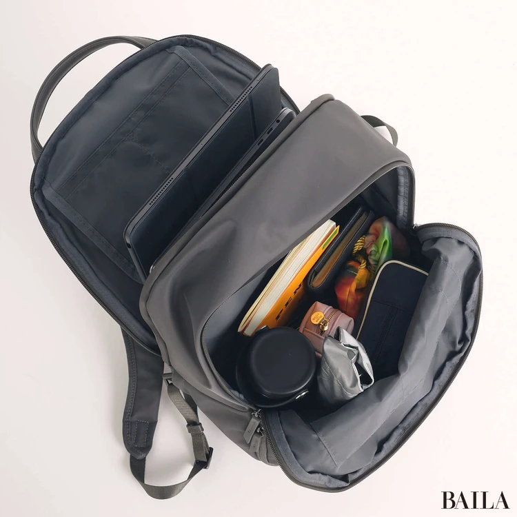 「スーツスクエア」のACE共同開発 リュック　収納力　通勤グッズをバッグに入れた様子