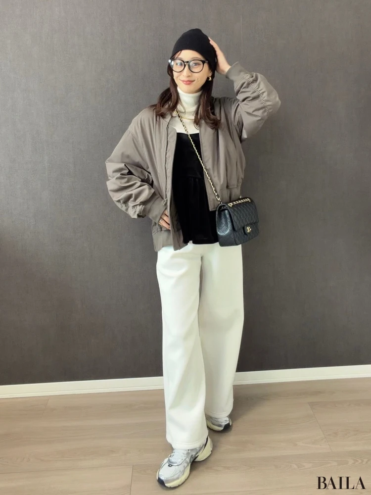 カーキ×白パンツのキレイめカジュアル