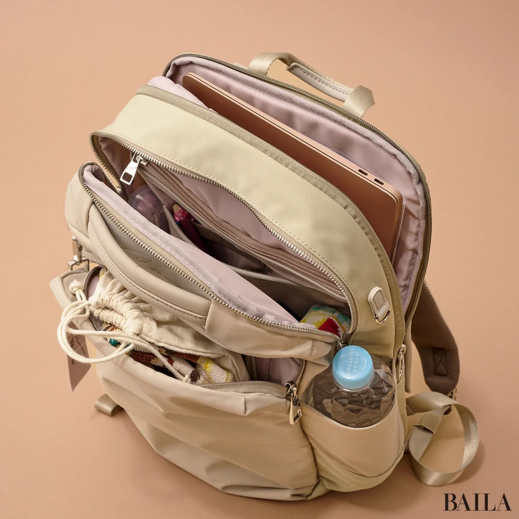 ダブルアンドデイナイト ポルク スクエアリュック 収納力 通勤グッズをバッグに入れた様子