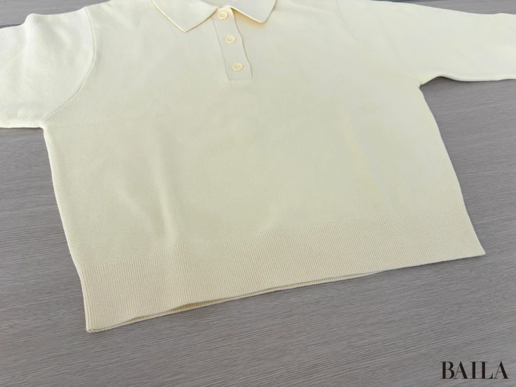 デザイン：ポロ襟とゆったりシルエットで気軽に上品さも演出