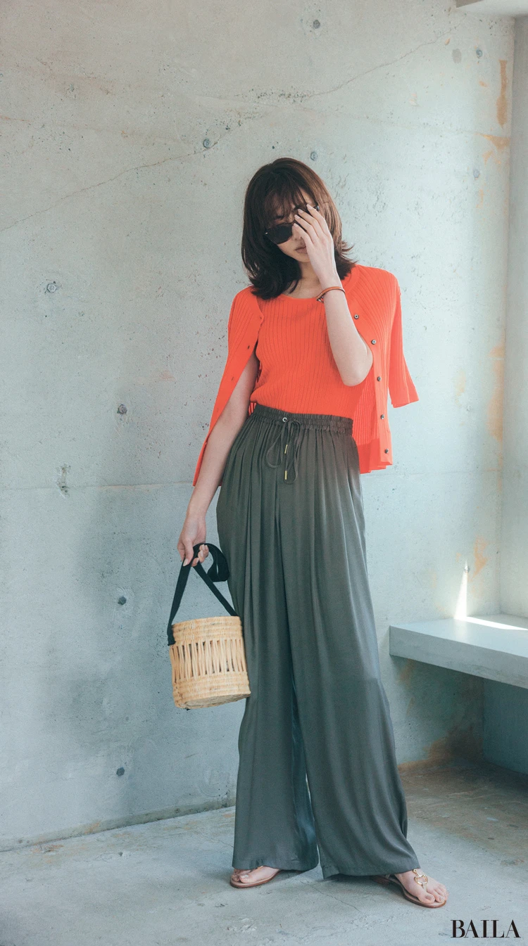 【ORANGE×KHAKI】女性らしいとろみパンツがビタミンカラーを身近に