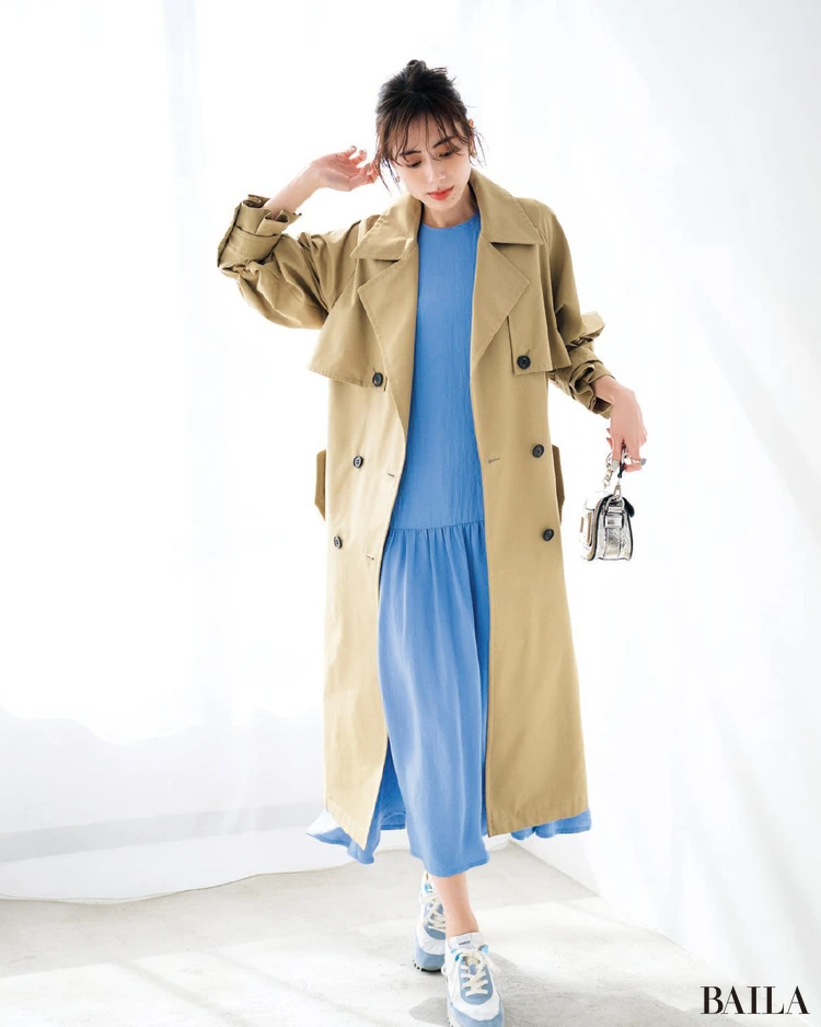 通勤で着るブルーはフレンチテイストに着地させて大人可愛く【BAILA今日のコーデ】