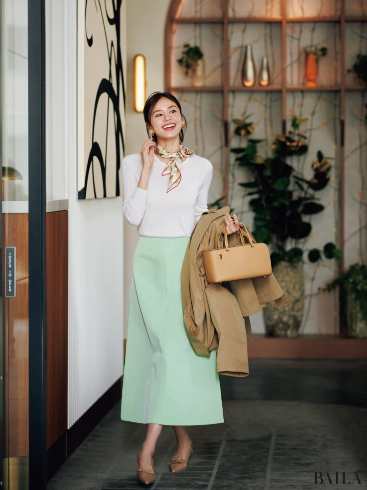 春らしい色をモダンにまとい、可愛いよりもきれいな人に【BAILA今日のコーデ】