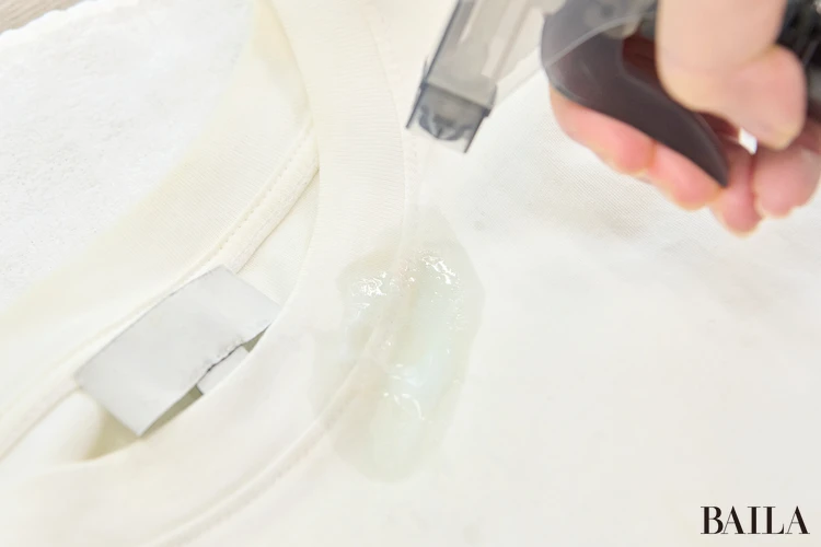 プレウォッシュ液を吹きかける様子
