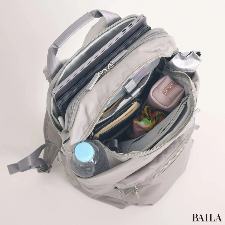 ダブルアンド デイナイト　リュック　収納力　通勤グッズをバッグに入れた様子