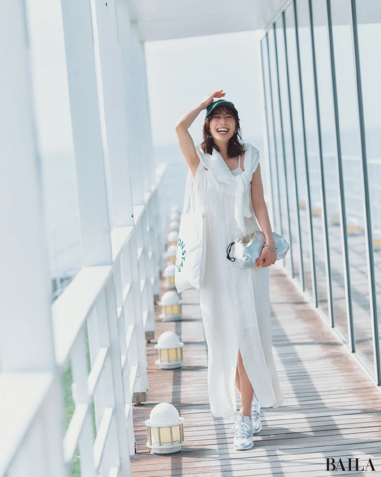 リネンのキャミワンピースでヘルシーに【BAILA今日のコーデ】