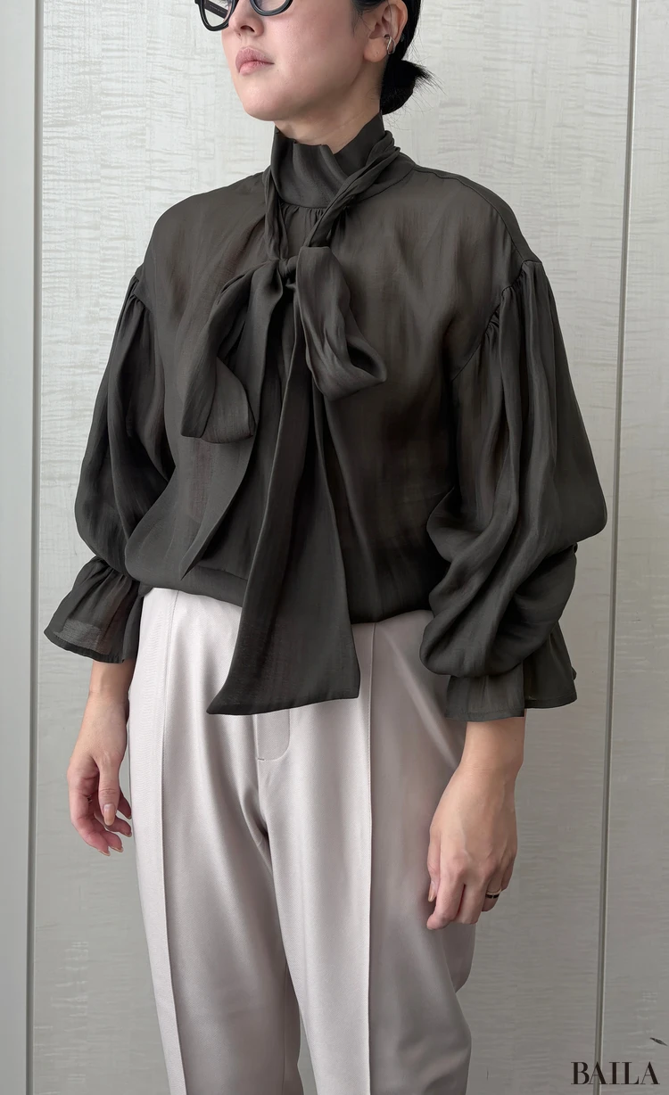 青山商事　スーツスクエア　CHANTOWA ボリュームスリーブシアーブラウス（￥8990）