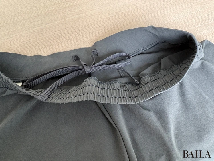 ウエストのドローコードとゴム仕様