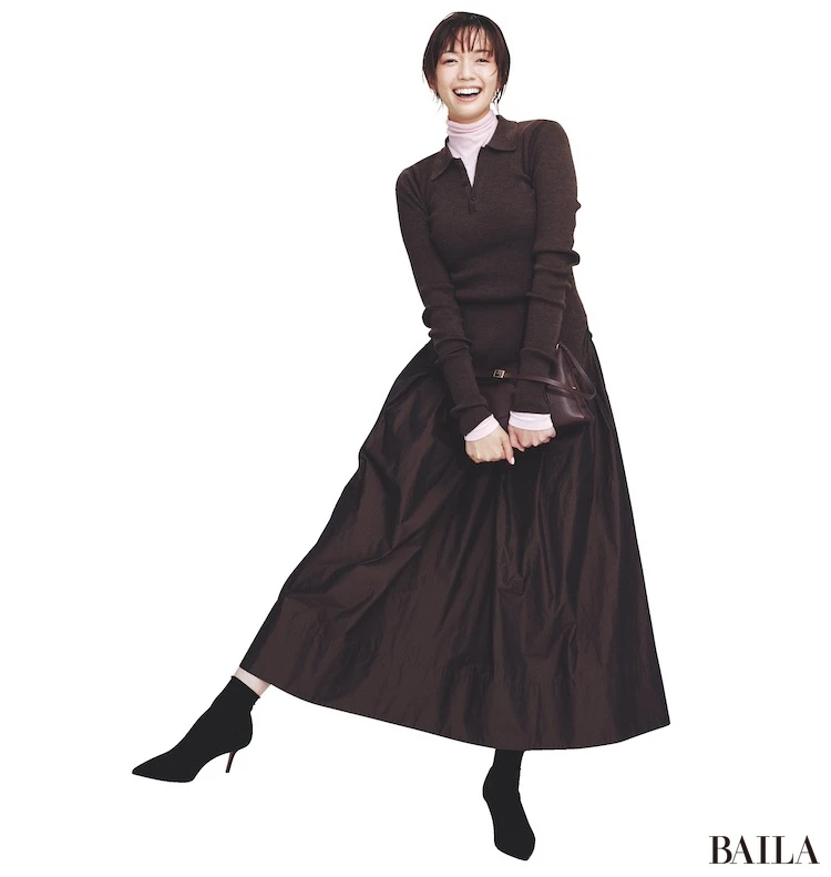 旬スカートにピンクをのぞかせて洗練度も大人の可愛げも上々！