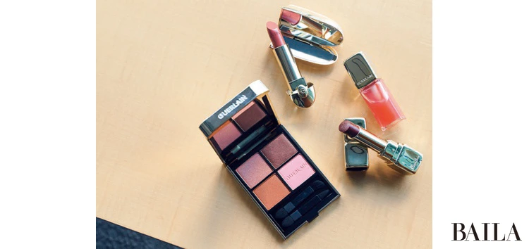 （リップ上・中）登壇直前は、ミラーつきのルージュジェの上から自然な立体感をかなえるリップオイルをオン。（下）唇のpHによって自分らしいカラーに染まるバームは瞬時のお直し用。（左）蛍光灯の下でも洒落るピンク×ブラウン配色。