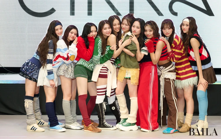 LDHの新ガールズグループ「CIRRA（シイラ）」のメンバー10人の、デビュー記者会見での集合写真。