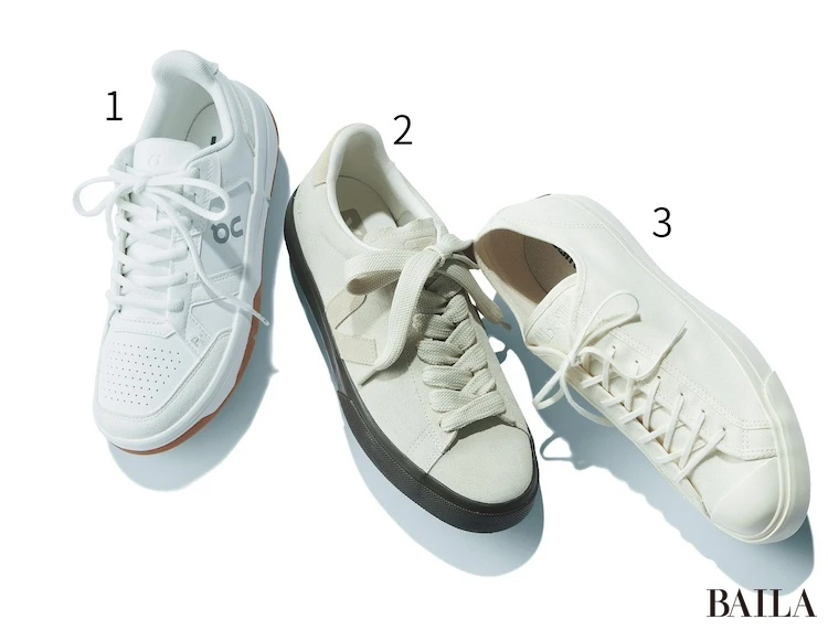 どんなコーデにもマッチするオフ白スニーカー