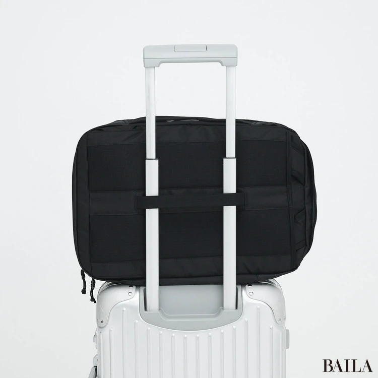 パタゴニア リュック 背面スリーブにキャリーバッグをつけた様子