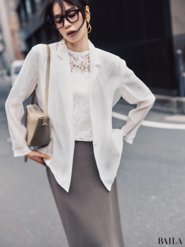 ほんのり上品なシアー素材でクリーンなフェミニン感が手に入る