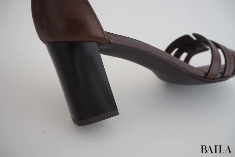 DIANA 読む試着室】安定感があるのに脚長効果あり！「スタック調