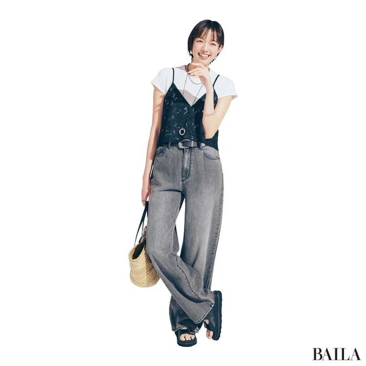 キャミを重ねていつもの白Tを目新しく【BAILA今日のコーデ】